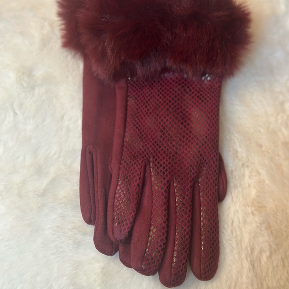 Accessories - Faux Fur Women’s Gloves With Touch Screen Technology - Warm & Stylish!
